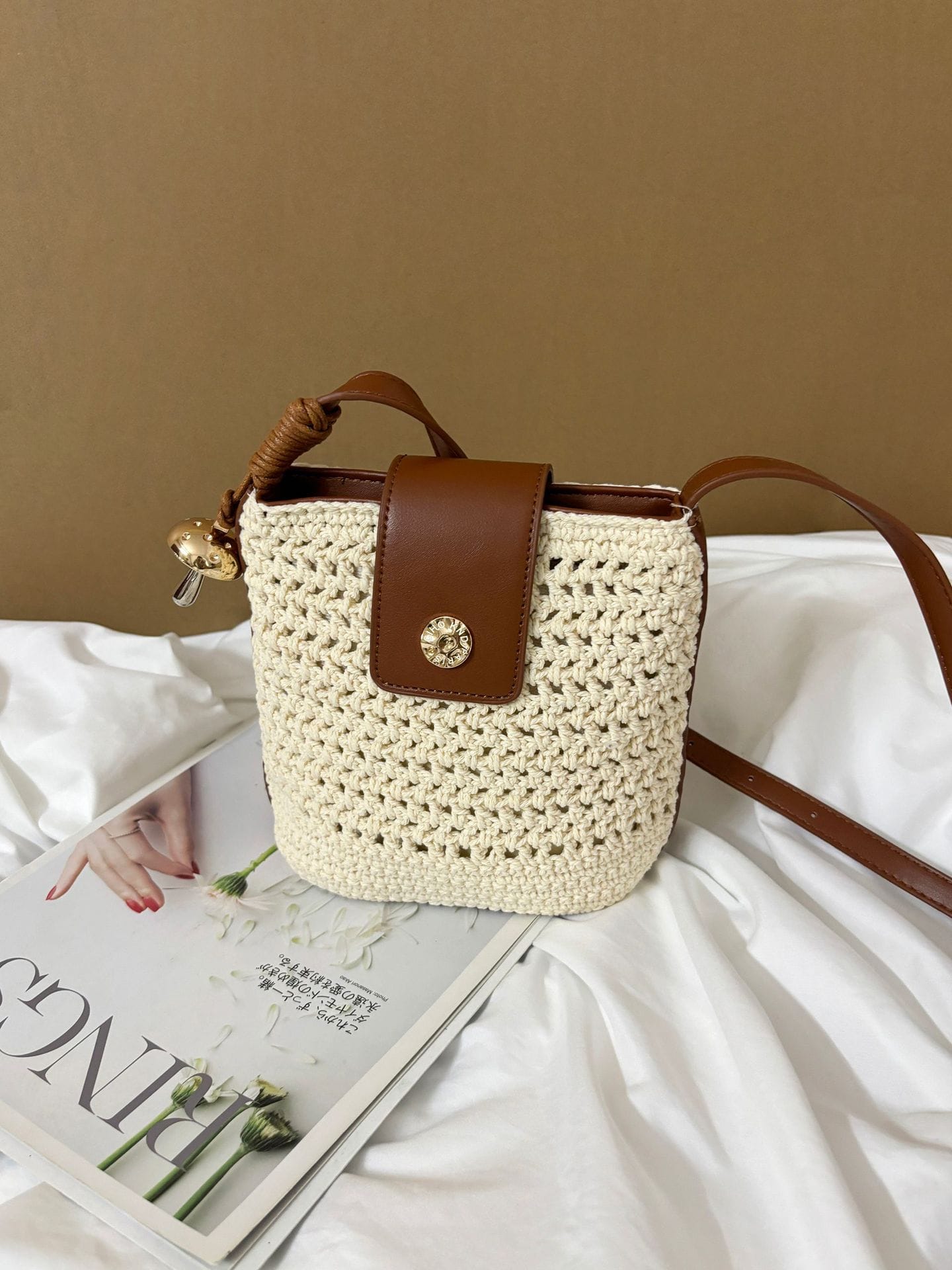 Straw woven bucket bag