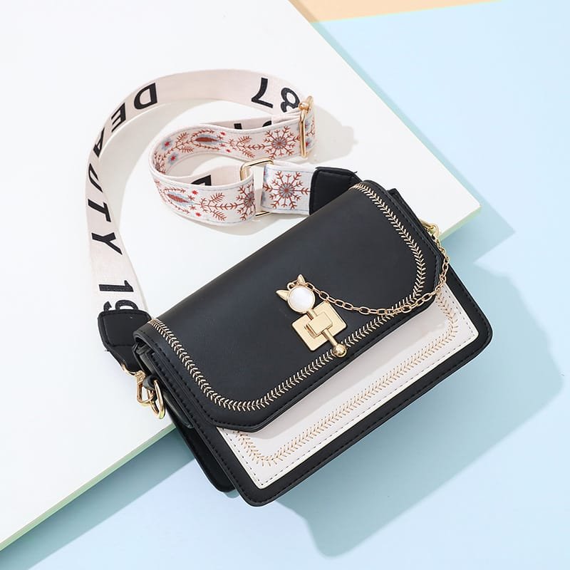 A versatile shoulder/crossbody  fashionable small square bag